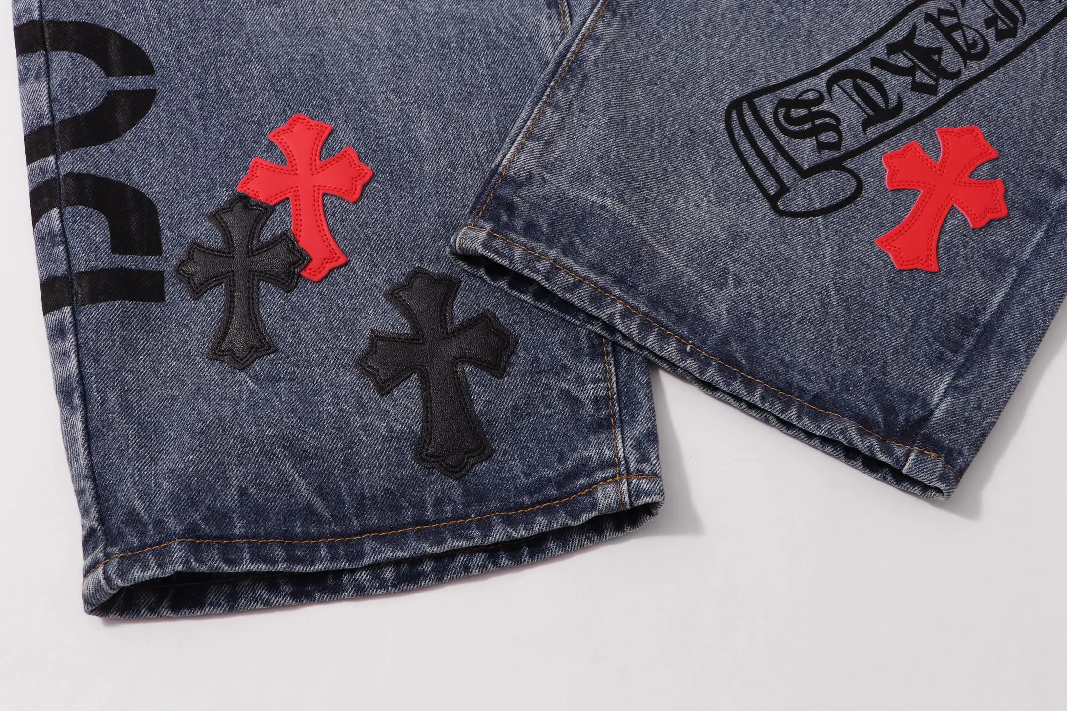 P260 Style No.: H97 Croxin & 𝐂𝐡𝐫𝐨𝐦𝐞 𝐇𝐞𝐚𝐫𝐭 Pingtai SS25 blue and red printed jeans. Styles with different wash textures are very friendly to people with thin legs. The slightly flared version perfectly modifies the leg shape. The timeless and moderate length makes it easy to match and match. It is the basis for various styles and is a must-have in your wardrobe! The fabric is stiff but also makes the upper body soft without losing texture. The washing process is even more perfect. It is a must-have item for everyone! ! ! Washed wheat, hang tag, pants label, three labels complete Color: blue Size: 28-30-32-34-36